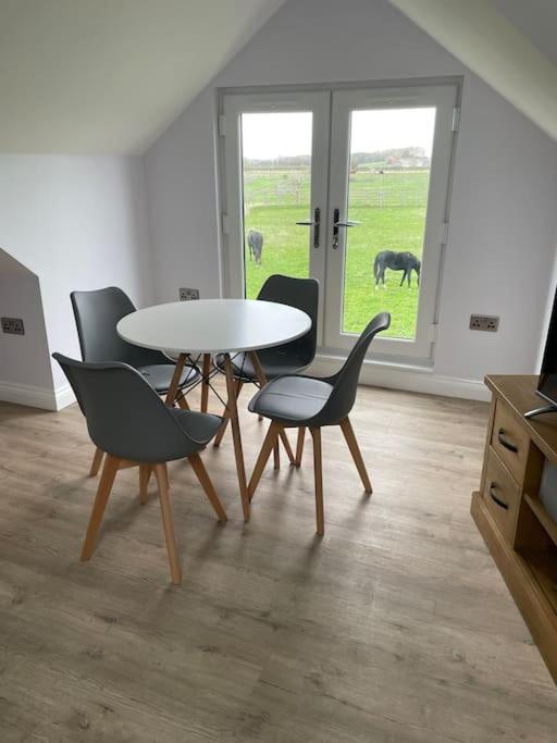 Hanaverian Suit With Amazing Views Of Stud Farm. Driffield Extérieur photo